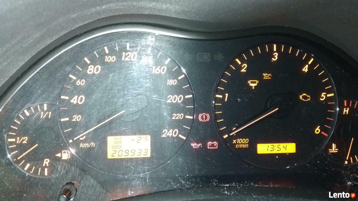 Gdzie Jest Światło Przeciwmgielne Tylna Toyota Kombi Avensis 2002