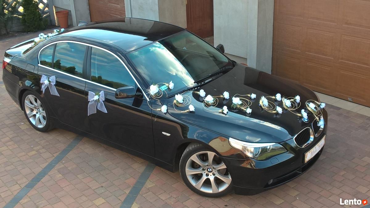 Samochód do ślubu dekoracja auto do ślubu kwiaty BMW E60