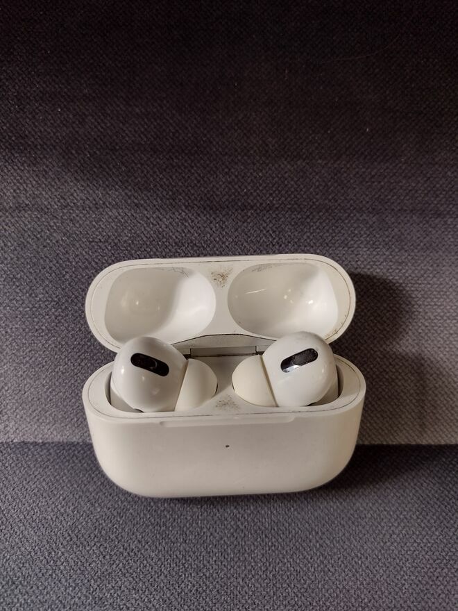 Syndyk sprzeda słuchawki Apple AirPods Pro z etui ładującym