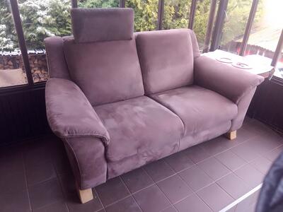 Kanapa , sofa pokryta alkantarą