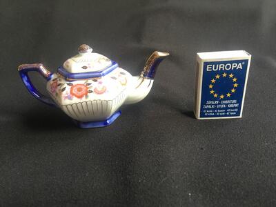 Stary imbryk dzbanek mini porcelana The Quenns Collection