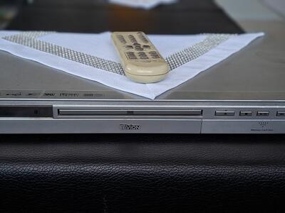 Odtwarzacz DVD Tevion DVD 7000 Srebrny Odtwarza każdą płytę,