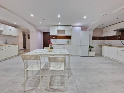 Inwestycyjne mieszkanie w suterenie - umeblowane 135 m2, 7 pokoi