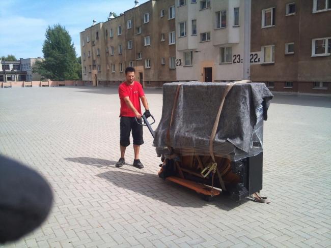 Przeprowadzki Transport samochód z windą Poznań