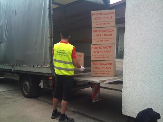 Przeprowadzki Transport samochód z windą Poznań