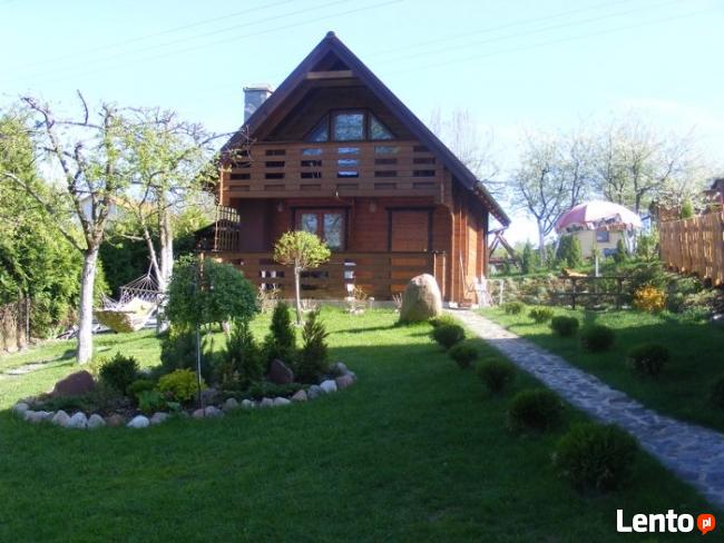 drewniany domek nad jeziorem