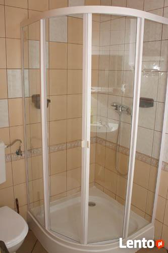 drewniany domek nad jeziorem