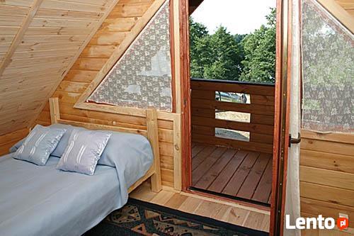 drewniany domek nad jeziorem