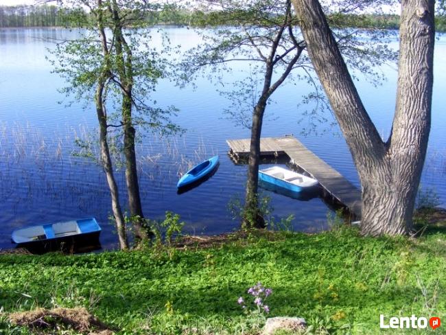 drewniany domek nad jeziorem