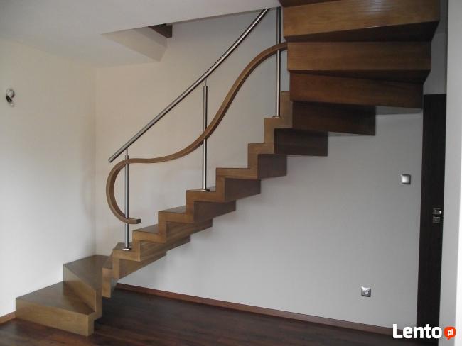 Nowoczesne schody drewniane i stalowe.