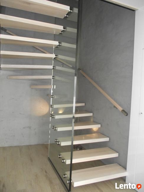 Nowoczesne schody drewniane i stalowe.