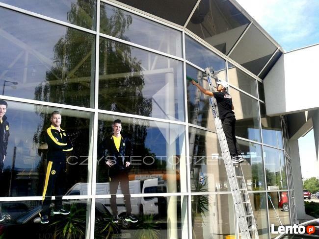 Mycie powierzchni szklanych okien, witryn, biurowców, budynk