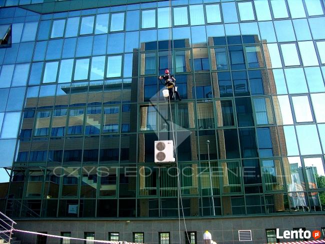 Mycie powierzchni szklanych okien, witryn, biurowców, budynk