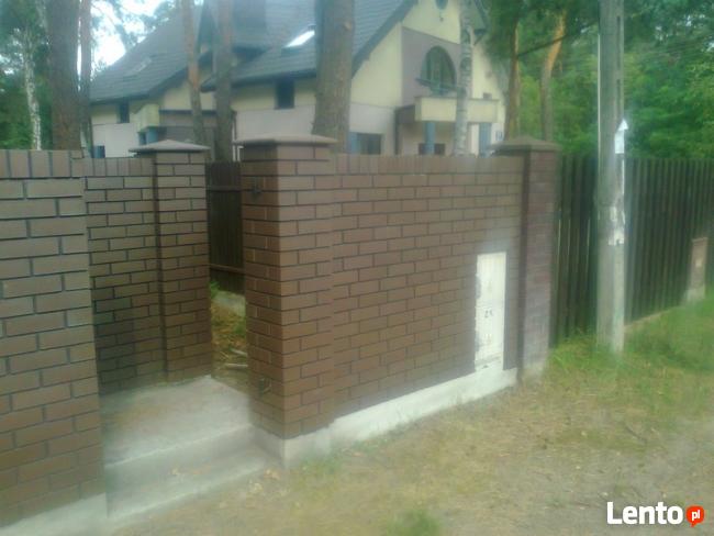 Wykonawca ogrodzenia z siatki klinkieru łupanego i układanie