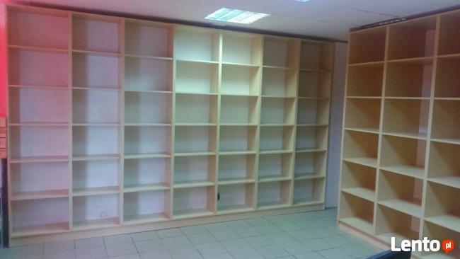 Lokal na Kabatach mieszczący się na bazarku