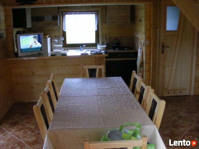 Domek drewnia na jeziorem