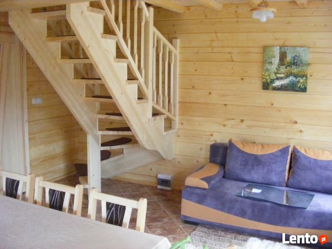 Domek drewnia na jeziorem