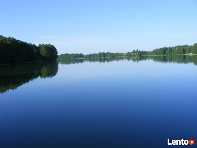 Domek drewnia na jeziorem