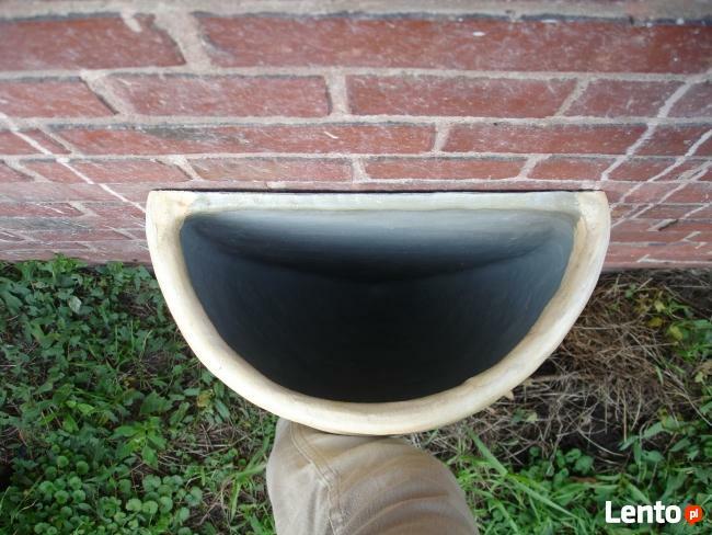 Sprzedam 2 mrozoodporne donice wiszące wys. 60 cm.