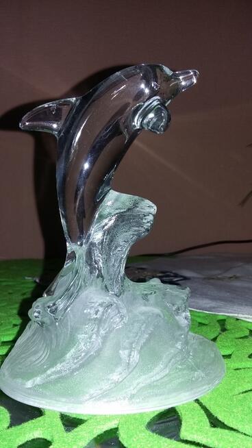 Szklany delfin
