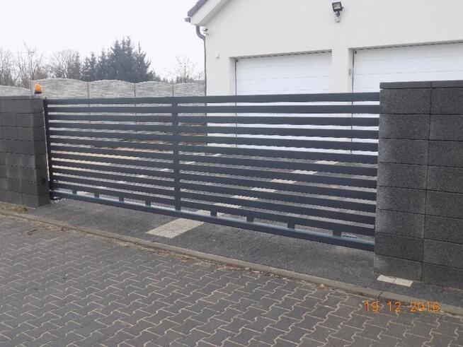 NOWOCZESNE OGRODZENIA BRAMY BALUSTRADY