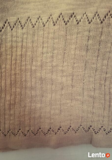 Beżowy sweterek z haftem