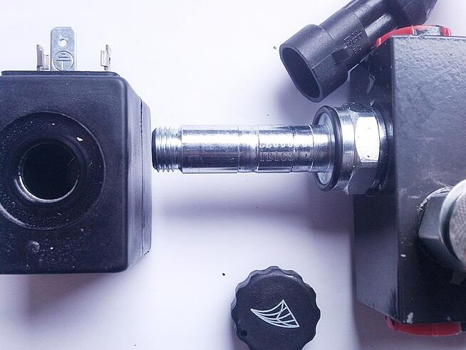 IVECO blok zaworowy 42559945 z przyłączem pomiarowym