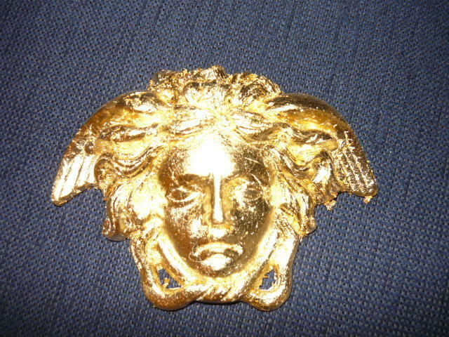 Gorgona Versace pozłocona złotem mineralnym
