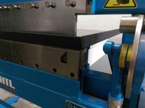 Obróbki blacharskie, parapety, czapy kominowe.