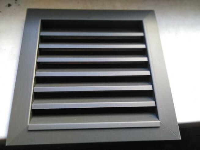 Obróbki blacharskie, parapety, czapy kominowe.