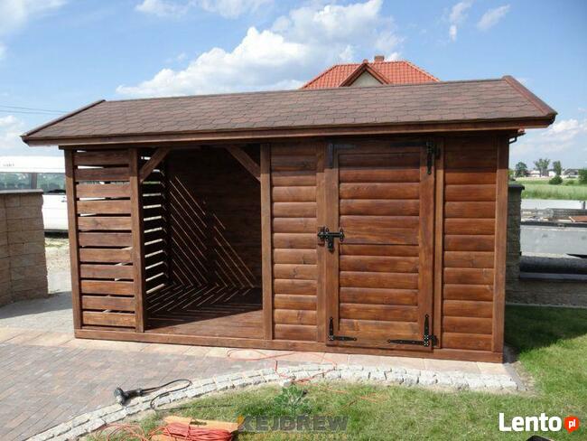 Mały domek z drewutnią