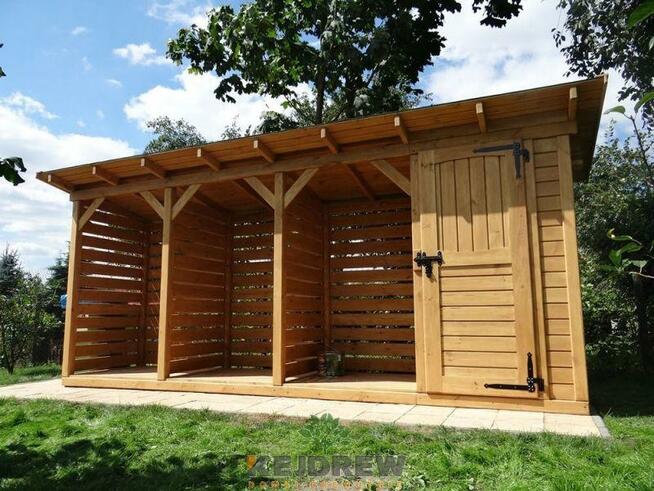 Drewutnia prosta z dachem dwuspadowym pod dachówkę