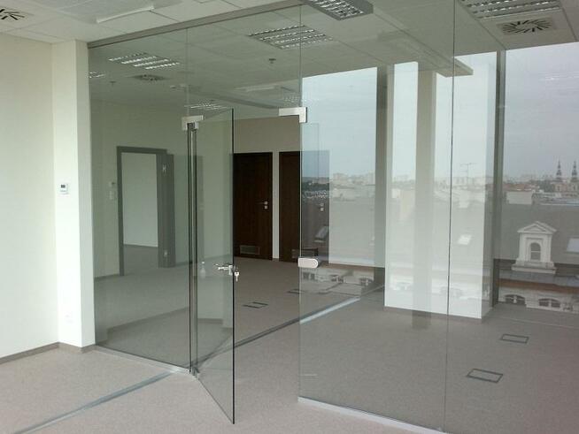 Ścianki szklane z folią na pilota