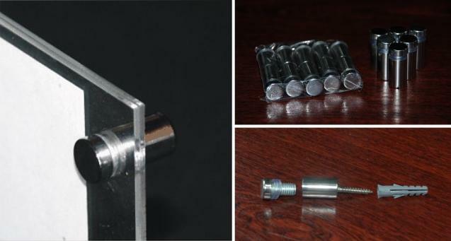 Tabliczki z plexi na dystansach na wymienną informację