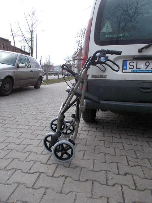 Chodzik ortopedyczny Nowy z wygodnym siedziskiem oraz koszem