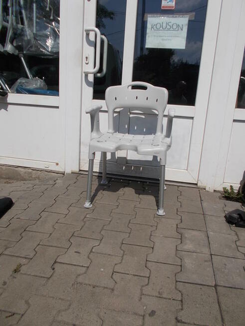 Krzesło prysznicowe z wycięciem