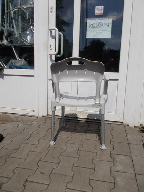 Krzesło prysznicowe z wycięciem