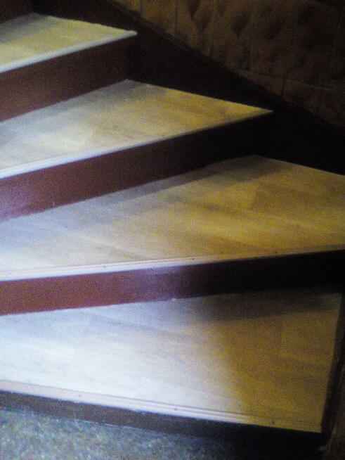 Układanie gumoleum na schodach i powierzchniach płaskich