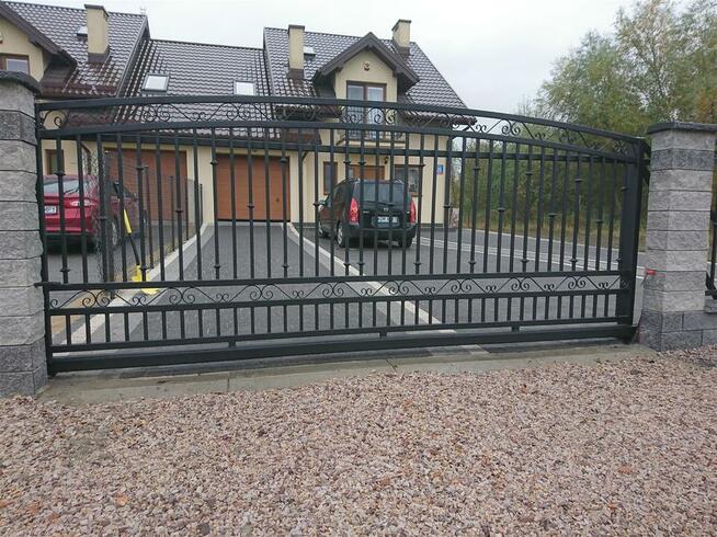 Bramy, balustrady, ogrodzenia, wiaty śmietnikowe, palisadowe