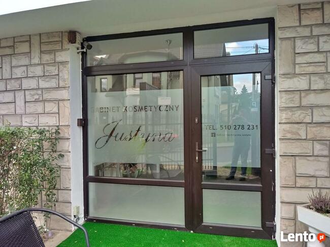 Oklejanie szyb witryn lokali: folia mrożona, drukowana, OWV