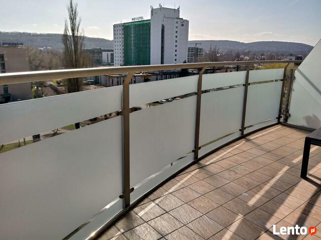 Oklejanie szyb witryn lokali: folia mrożona, drukowana, OWV