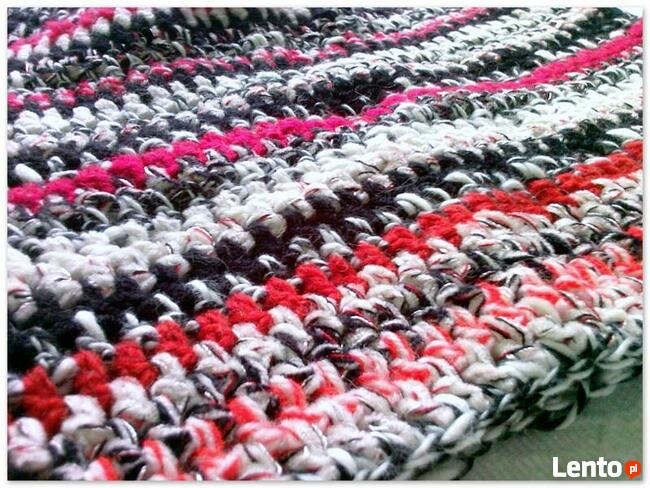 Czapka i szalik w biało-czerwono-czarne paseczki:)