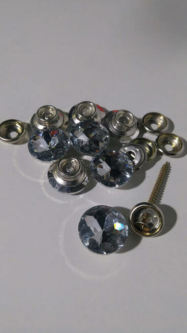 Guzik , guziki tapicerskie kryształki 2,50 zł