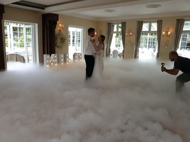 Profesjonalny Ciężki dym taniec w chmurach, fontanna iskier