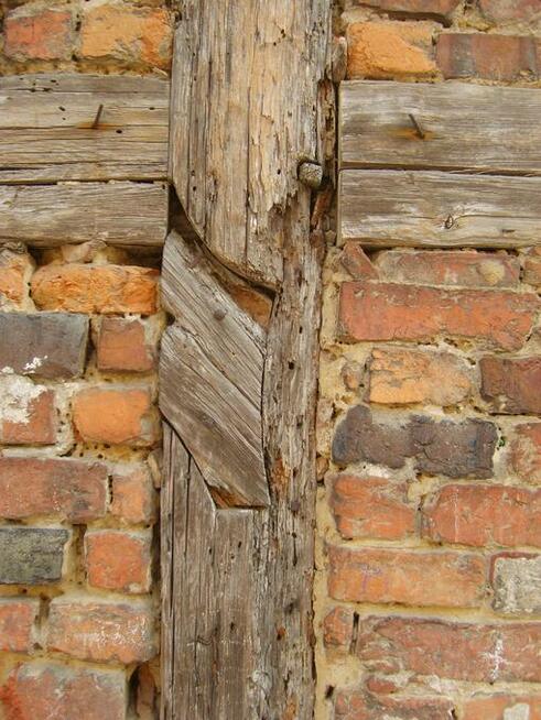 Renowacja, odnawianie obiektów z kamienia i cegły.