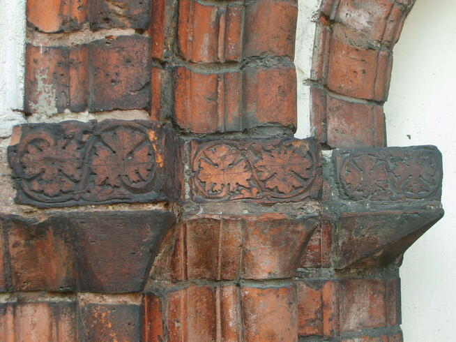 Renowacja, odnawianie obiektów z kamienia i cegły.