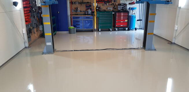 posadzki żywiczne w garażu zamiast układanie płytek w 24h