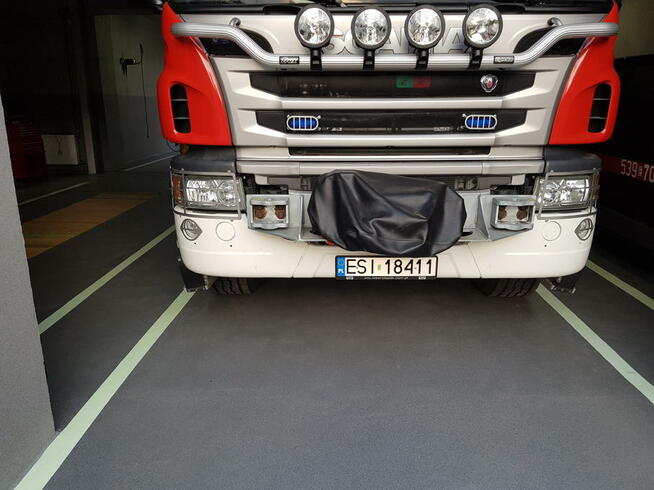 posadzki żywiczne w garażu zamiast układanie płytek w 24h