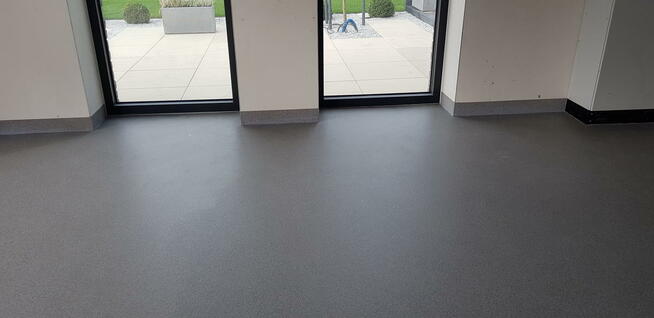 posadzki żywiczne w garażu zamiast układanie płytek w 24h