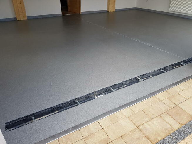 posadzki żywiczne w garażu zamiast układanie płytek w 24h